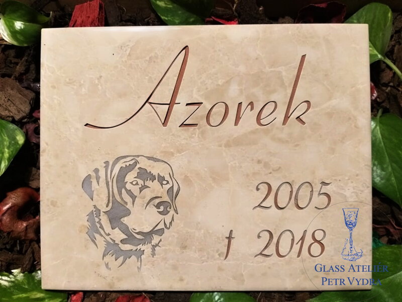 Zvířecí pomníček na zahradu - dlaždice 25 x 20 cm, hlava psa šedá, nápis hnědý nápis Zvířecí pomníček na zahradu - dlaždice 25 x 20 cm, hlava psa šedá, nápis hnědý nápis