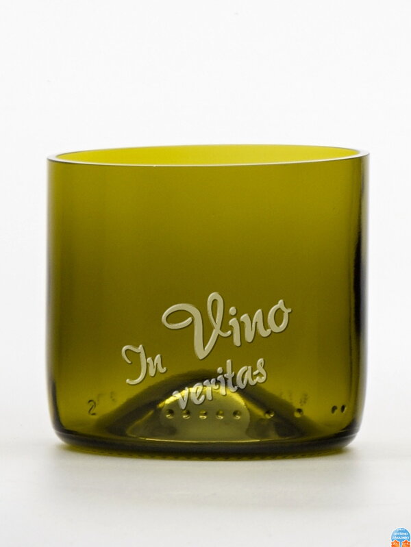1 ks Eko sklenice ( z lahve od vína) mini olivová ( 7 cm, 7,5 cm) s pískovaným motivem, který můžete vybrat z galerie motivů pod výrobkem ( slon, vlci, malý princ, spirála atd ) balená dárkově v celofánovém sáčku