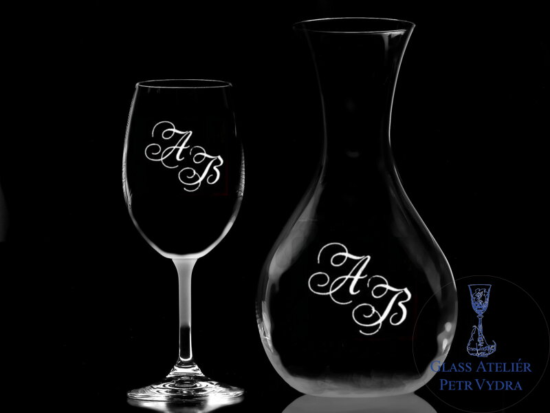 Set na víno 4x sklenice na víno Thun 350 ml nebo 250 ml a 1x karafa s monogramem Set na víno 4x sklenice na víno Thun 350 ml nebo 250 ml a 1x karafa s monogramem