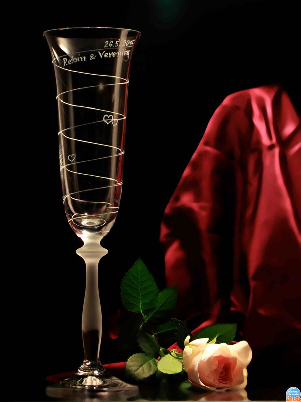Svatební sklenice pro hosty - Angela šampus 190 ml s motivem spirálky jménem hosta a datumem svatby