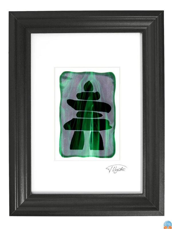 Inuksuk - zelené vitrážové sklo v čiernom ráme 21 x 30 cm (pasparta 13 x 18 cm)
