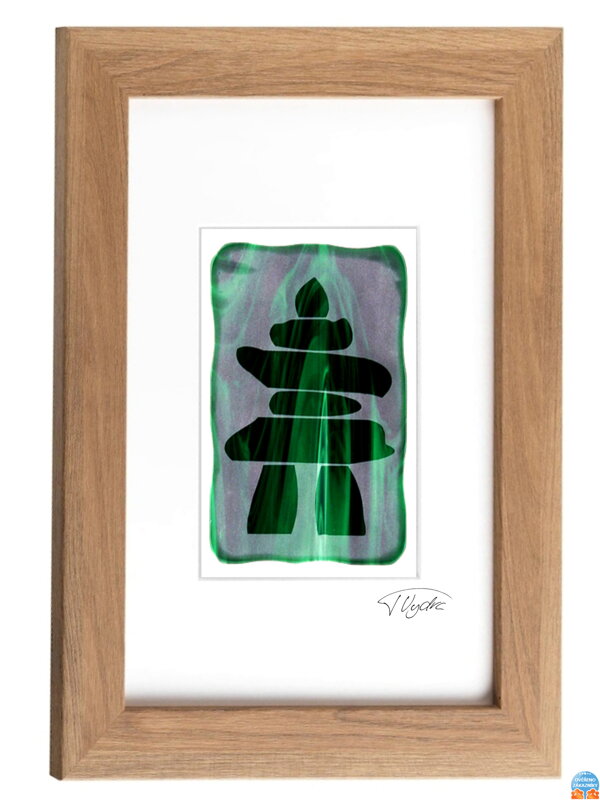 Inuksuk- zelené vitrážové sklo v hnědém rámu 21 x 30 cm ( pasparta 13 x 18 cm )