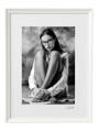 Umělecká černobílá fotografie - Adélka (bílý rám)