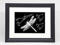 Libelle - schwarzes Glas im Rahmen 30 x 40 cm (Passepartout 21 x 30 cm)