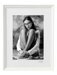 Umělecká černobílá fotografie - Adélka (bílý rám)
