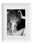 Umělecká černobílá fotografie - Chaos ve vlasech (bílý rám)