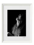 Umělecká černobílá fotografie - Emoce (bílý rám)