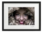 Umělecká fotografie Postavy - Žena v kapuci (černý rám)