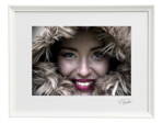Umělecká fotografie Postavy - Žena v kapuci (bílý rám)