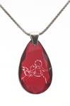 Skleněný broušený přívěšek ve tvaru kapka s pískovaným motivem Malý princ s liškou, barva Červená, stříbrná šlupna a stříbrný řetízek
