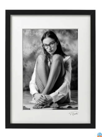 Umělecká černobílá fotografie - Adélka (černý rám)