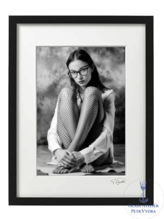Umělecká černobílá fotografie - Adélka (černý rám)