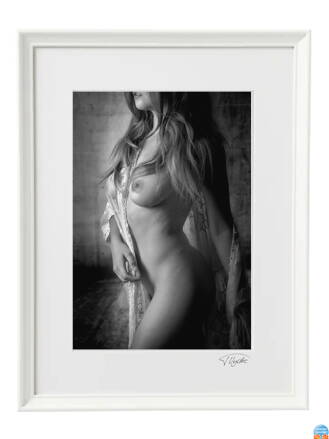 Umělecká fotografie Akty - Žena v halence (bílý rám)