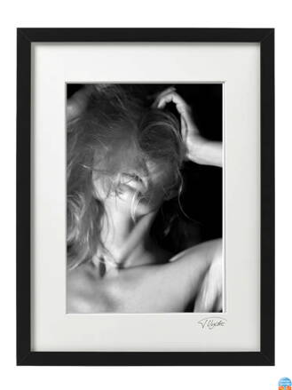 Umělecká černobílá fotografie - Chaos ve vlasech (černý rám)