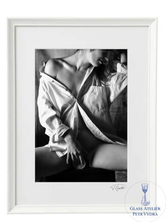 Umělecká fotografie Akty - Dívka s pomerančem (bílý rám)