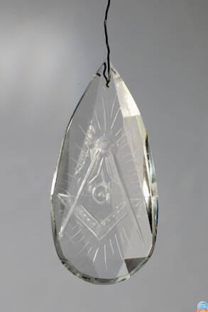 Lapač slunce z broušeného skla Swarovski s rytinou Spojené kružidlo a úhelnice, symbol Svobodných zednářů, 65 x 30 mm