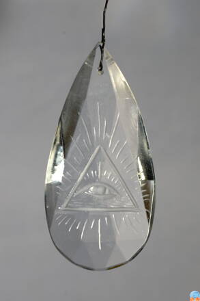 Lapač slunce z broušeného skla Swarovski s rytinou Boží oko, symbol Svobodných zednářů , 65 x 30 mm