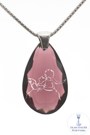 Skleněný broušený přívěšek ve tvaru kapka s pískovaným motivem Malý princ s liškou, barva Crystal, stříbrná šlupna a stříbrný řetízek