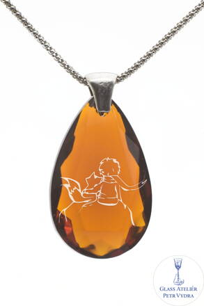 Skleněný broušený přívěšek ve tvaru kapka s pískovaným motivem Malý princ s liškou, barva Crystal, stříbrná šlupna a stříbrný řetízek
