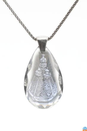 Skleněný broušený přívěšek ve tvaru kapka s rytým motivem Pražské jezulátko, barva Crystal, stříbrná šlupna a stříbrný řetízek