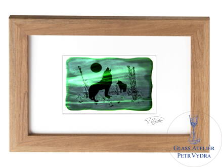 Vlk - zelené vitrážové sklo v hnědém rámu 21 x 30 cm ( pasparta 13 x 18 cm )
