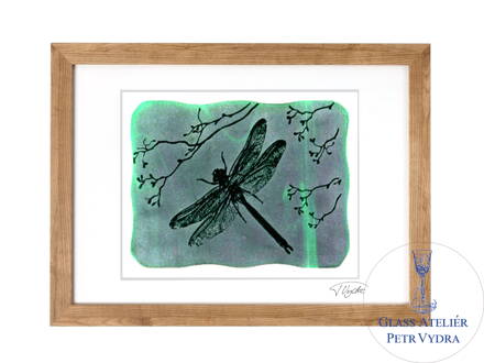 Vážka - zelené vitrážové sklo v hnědém rámu 50 x 70 cm ( pasparta 40 x 50 cm )